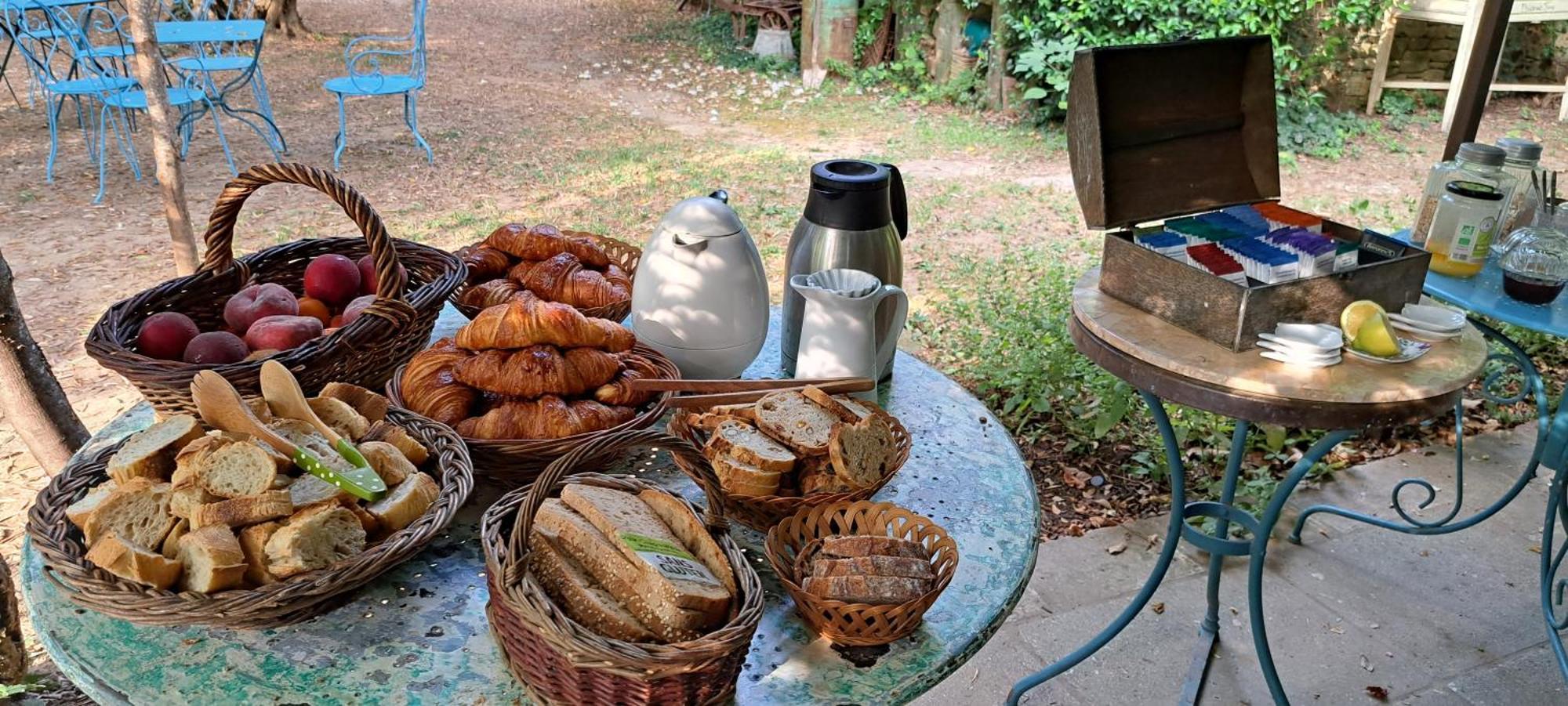 Le Mas Du Lac Bed and Breakfast Uzès Esterno foto